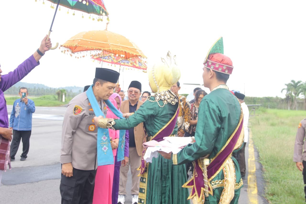 Kapolda Gorontalo Irjen Pol Widodo bersama Ketua Bhayangkari Daerah Gorontalo Septiana Widodo resmi disambut prosesi adat Mopotilolo/Hibata.id