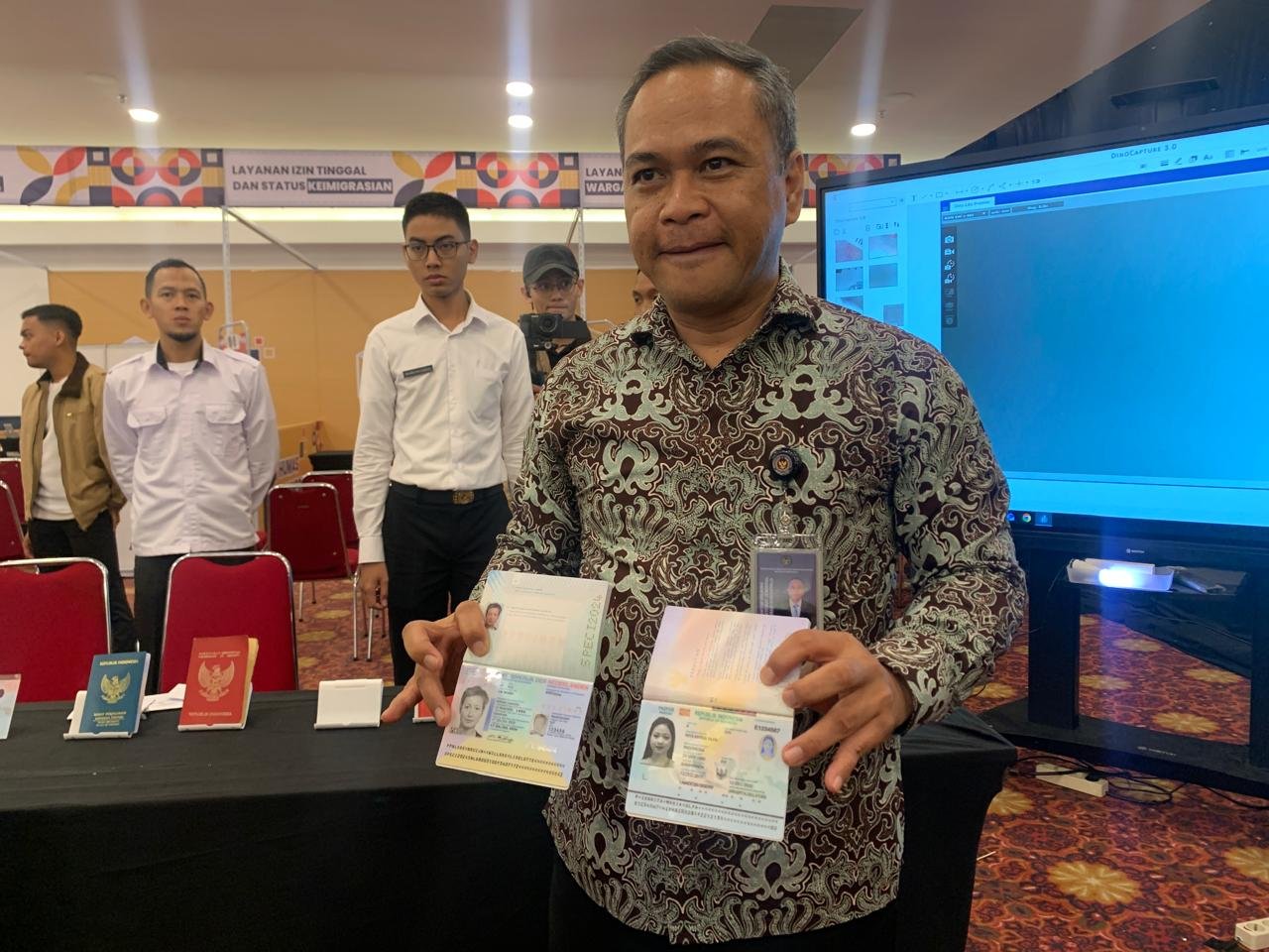 Kepala Kantor Wilayah Direktorat Jenderal Imigrasi Gorontalo, Agung Sampurno saat memberikan keterangan/Hibata.id