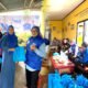 Anggota DPRD Provinsi Gorontalo, Femmy Udoki, bersama anggota DPRD Bone Bolango, Hendra Suleman, turun langsung menyalurkan 2.700 paket pangan/Hibata.id