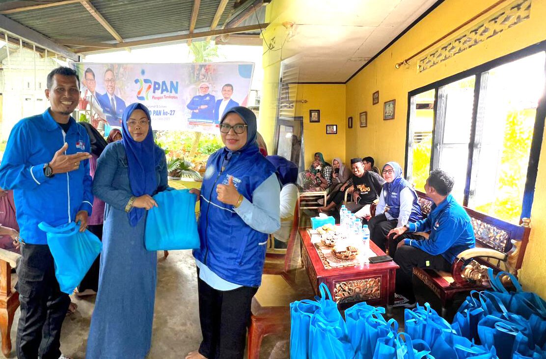 Anggota DPRD Provinsi Gorontalo, Femmy Udoki, bersama anggota DPRD Bone Bolango, Hendra Suleman, turun langsung menyalurkan 2.700 paket pangan/Hibata.id