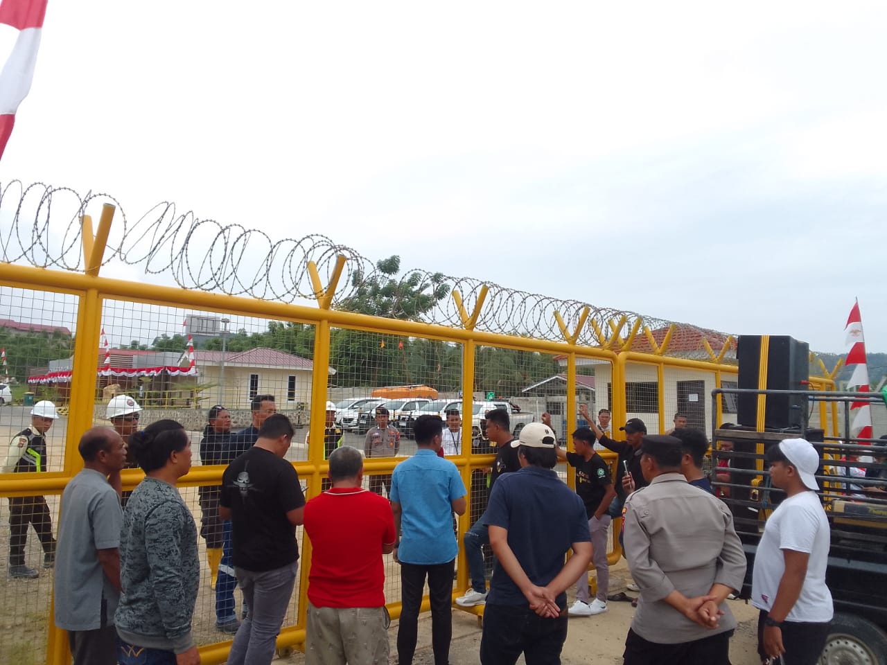 Aliansi Rakyat Donggala (RADO) Pohuwato saat menggelar aksi unjuk rasa di depan kantor Pani Gold Project. (Foto: Dok. Istw Hibata.id)