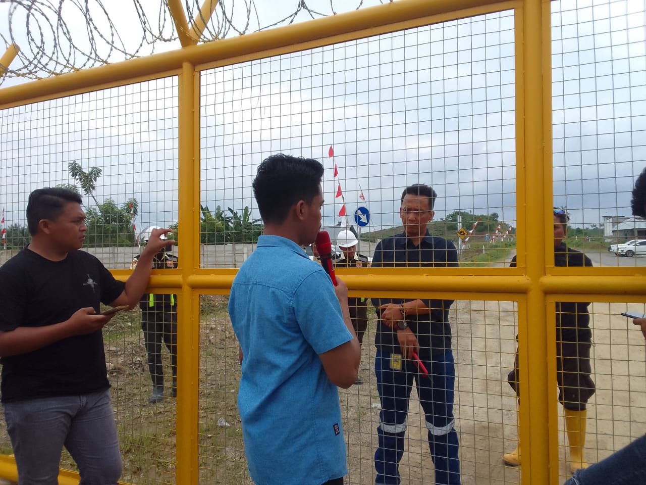 Aliansi Rakyat Donggala (RADO) Pohuwato saat menggelar aksi unjuk rasa di depan kantor Pani Gold Project. (Foto: Dok. Istw Hibata.id)