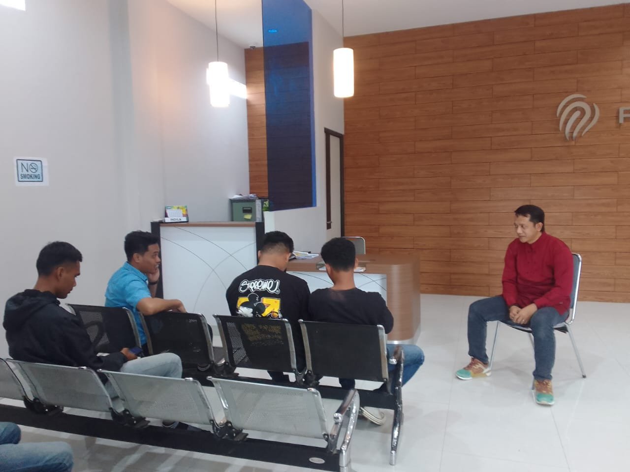 Aliansi Rakyat Anti Dominasi Oligarki (RADO) saat melakukan audiens dengan pihak FIF Cabang Pohuwato. (Foto: Dok. Istw)