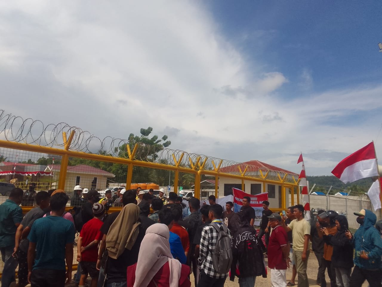 Sejumlah warga Pohuwato yang hadir dalam  aksi unjuk rasa yang digelar Rakyat Anti Dominasi Oligarki (RADO), pada Senin (25/8/2025). (Foto: Istw Hibata.id)
