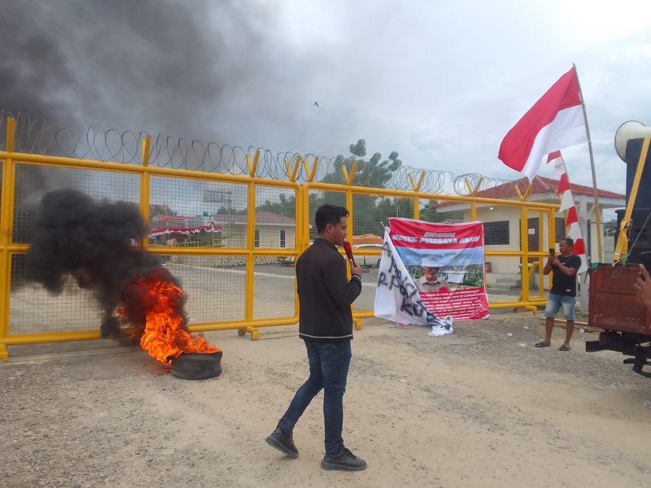 Aksi massa dari Rakyat Anti Dominasi Oligarki (RADO) kembali digelar di kantor KM-Nol Pani Gold Project (PGP), Pohuwato/Hibata.id