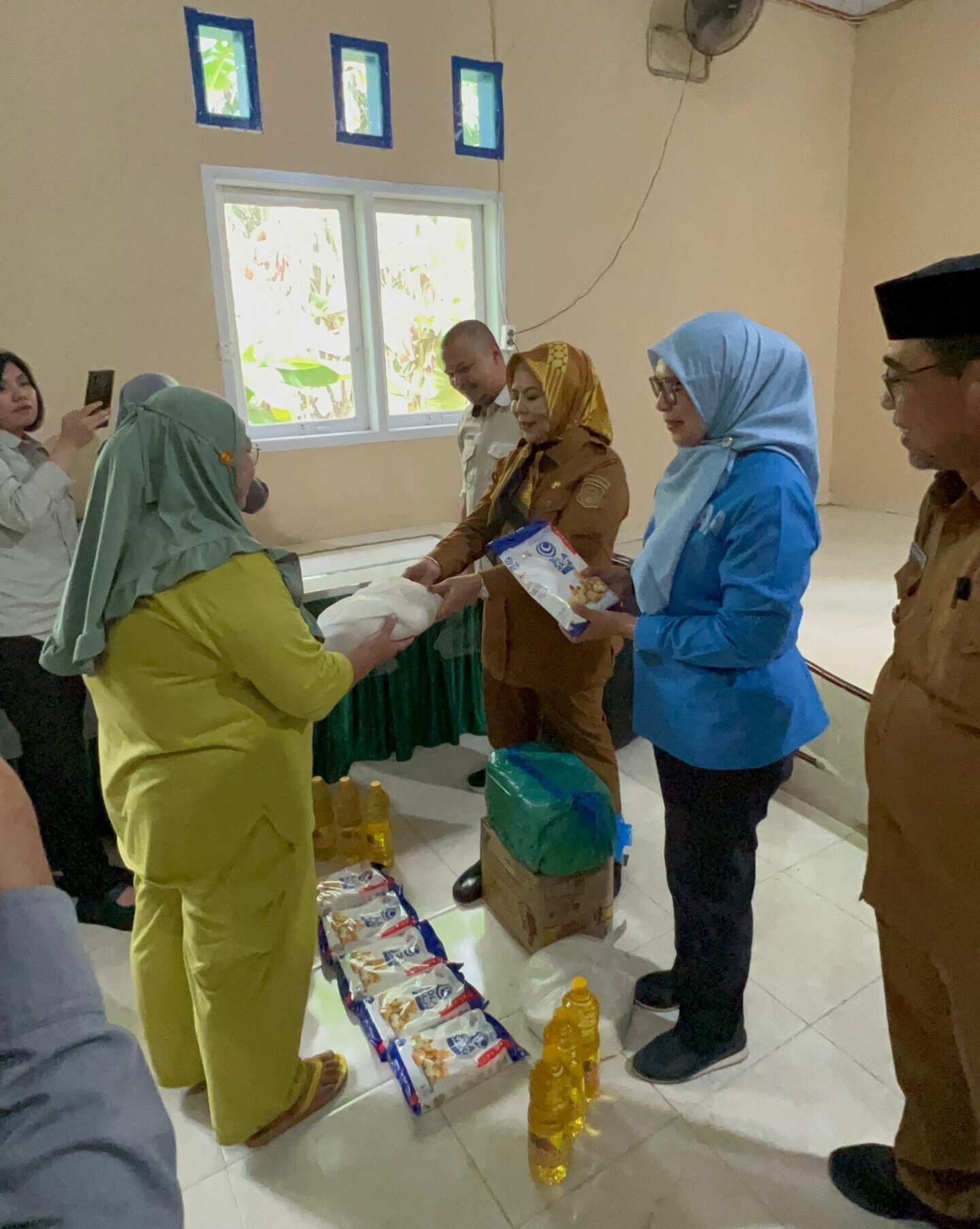 Anggota DPRD Provinsi Gorontalo, Femmy Udoki saat meninjau langsung penyerahan bantuan UMKM di Bone Pesisir/Hibata.id