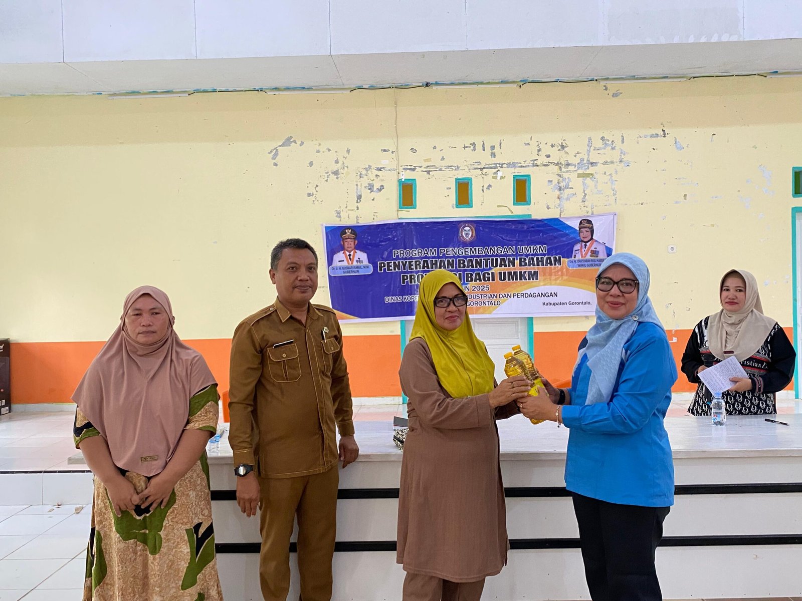 Anggota DPRD Provinsi Gorontalo, Femmy Udoki saat meninjau langsung penyerahan bantuan UMKM di Bone Pesisir/Hibata.id