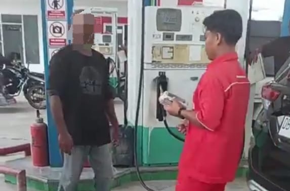 Warga saat meluapkan kekesalan saat melihat antrean panjang kendaraan yang tak kunjung dilayani, sementara pengisian BBM dalam galon justru diprioritaskan. (Foto: Dok. Istw Hibata.id)