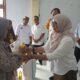 Anggota DPRD Provinsi Gorontalo, Femmy Kristina Udoki saat menyerahkan bantuan kepada salah satu penerima manfaat/Hibata.id