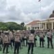 Puluhan personel Kepolisian Resor (Polres) Pohuwato melakukan aksi unjuk kekuatan (Show of Force) di pusat pemerintahan Kabupaten Pohuwato, Minggu (31/8/2025)./Hibata.id