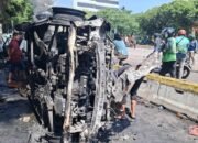 Demo Ojol di Kwitang Ricuh, TNI Derek Mobil Terbakar di Mako Brimob