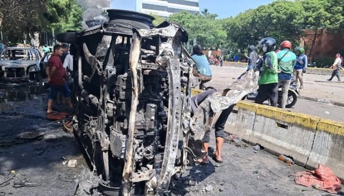 Demo Ojol di Kwitang Ricuh, TNI Derek Mobil Terbakar di Mako Brimob