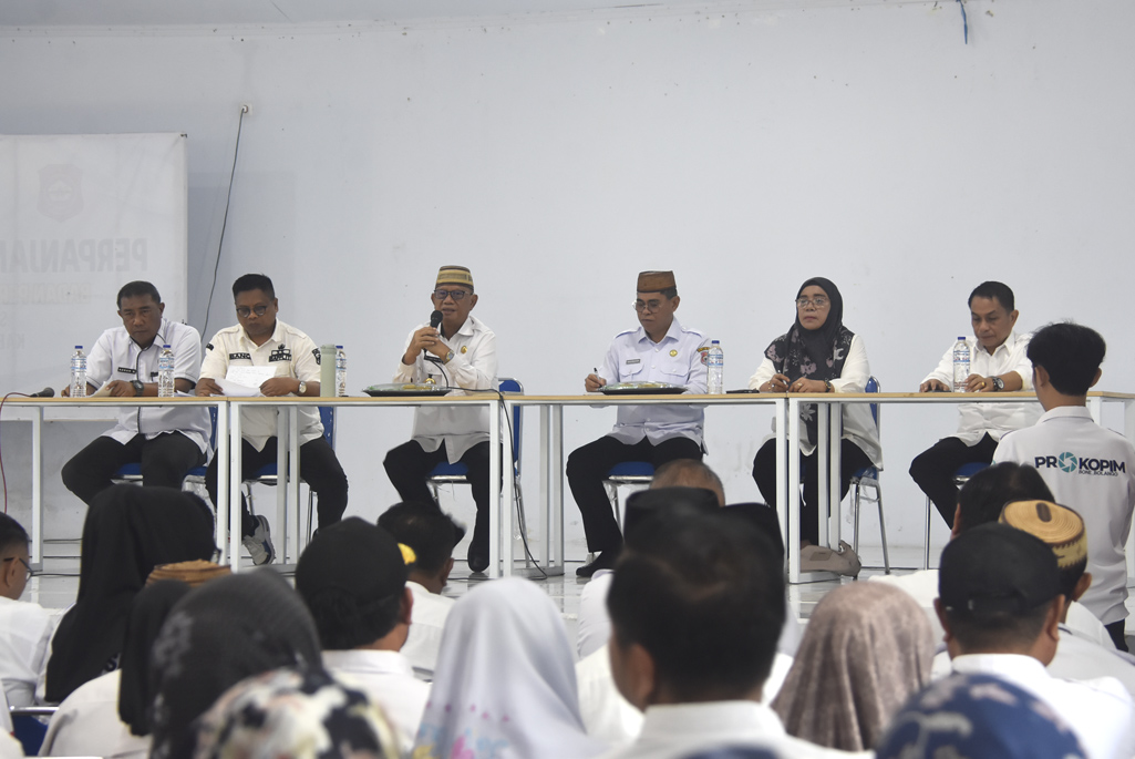 Bupati Ismet Mile saat memimpin Rapat Pimpinan bersama para Kepala Organisasi Perangkat Daerah (OPD), Sekretaris OPD, Kepala Bidang, Camat, Sekretaris Camat, Kepala Desa, Lurah, serta Sekretaris Desa dan Lurah di BPU Kabila, Rabu (3/9/2025). (F.AKP-Tim Redaksi)/Hibata.id
