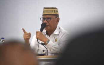 Bupati Ismet Mile saat memimpin Rapat Pimpinan bersama para Kepala Organisasi Perangkat Daerah (OPD), Sekretaris OPD, Kepala Bidang, Camat, Sekretaris Camat, Kepala Desa, Lurah, serta Sekretaris Desa dan Lurah di BPU Kabila, Rabu (3/9/2025). (F.AKP-Tim Redaksi)/Hibata.id