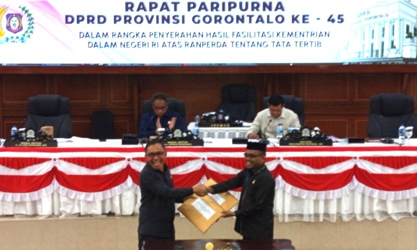 Deprov Gorontalo Serahkan Rancangan Tatib dan Ranperda Minol ke Bapemperda 2 Wakil Ketua II DPRD Provinsi Gorontalo, La Ode Haimudin, menyerahkan langsung rancangan tersebut kepada Ketua Bapemperda, Syarifudin Bano/Hibata.id