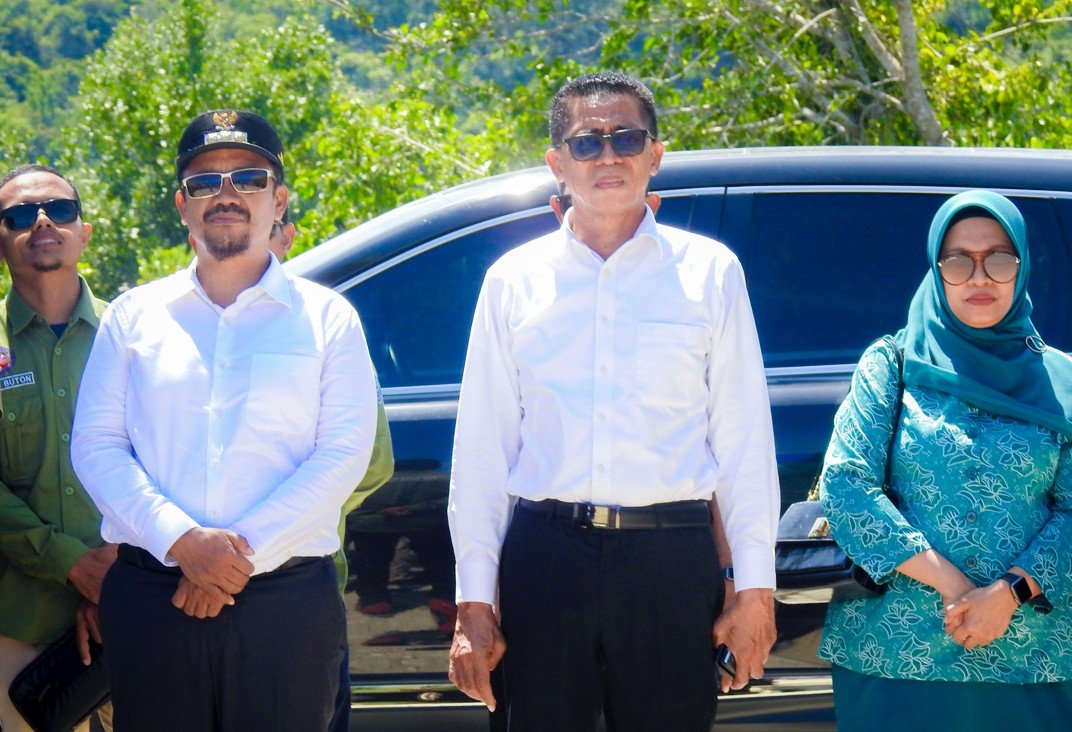 Bupati Buton tengah didampingi Kepala Dinas PK Buton Tengah, Abdullah/Hibata.id