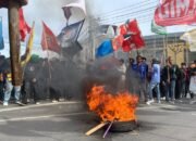 Aksi Unjuk Rasa di Perlimaan Gorontalo Nyaris Ricuh, Massa Bakar Ban dan Tutup Jalan