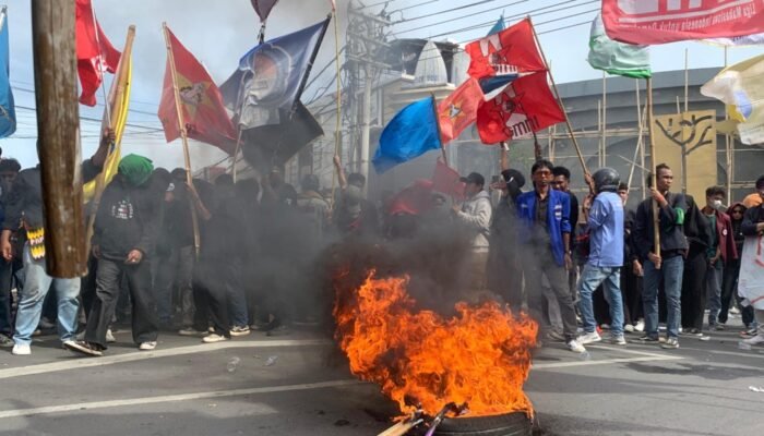 Aksi Unjuk Rasa di Perlimaan Gorontalo Nyaris Ricuh, Massa Bakar Ban dan Tutup Jalan