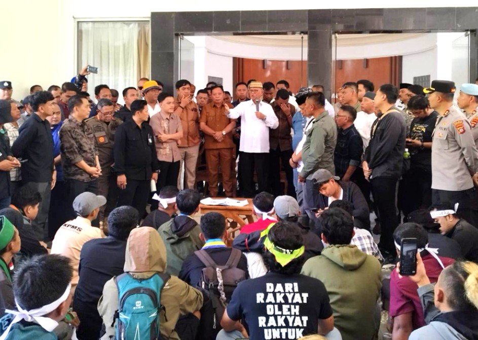 Bupati Ismet Mile didampingi Wabup Risman Tolingguhu, Ketua DPRD Faisal Yunus, pimpinan dan anggota DPRD lainnya, serta Kapolres Bone Bolango, AKBP Supriyantoro, saat menerima masa aksi Aliansi Pinogu Merdeka, di Kantor Bupati Bone Bolango, Senin (1/9/2025). (F.AKP-Tim Redaksi)