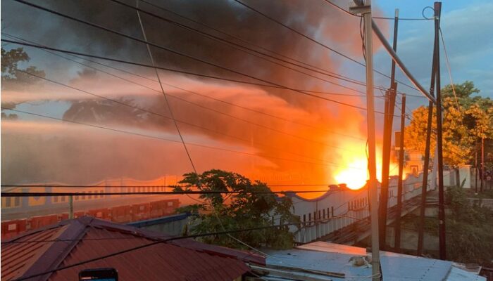 Demonstrasi di Perlimaan Gorontalo Ricuh, Polisi Kerahkan Water Cannon