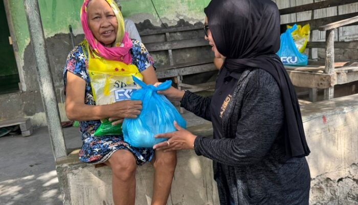 Jumat Berkah, Femmy Udoki Bagikan Sembako untuk Warga Desa Bintalahe