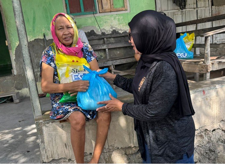 Anggota DPRD Provinsi Gorontalo, Femmy Udoki, menggelar kegiatan sosial Jumat Berkah dengan membagikan bahan pangan/Hibata.id