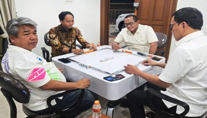 Raja Juli Antoni Main Domino Bersama Mantan Tersangka Pembalakan Liar