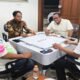 Menteri Kehutanan Raja Juli Antoni yang terlihat bermain domino bersama pengusaha Azis Wellang/Hibata.id