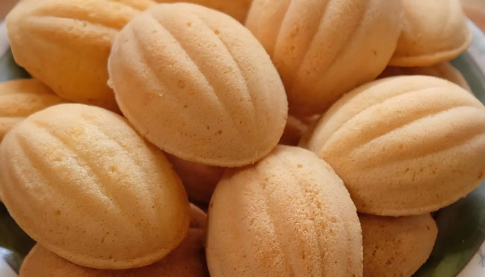 Kue kolombengi biasanya disajikan melalui tolangga, wadah berbentuk kerucut yang dihiasi aneka kue tradisional/Hibata.id