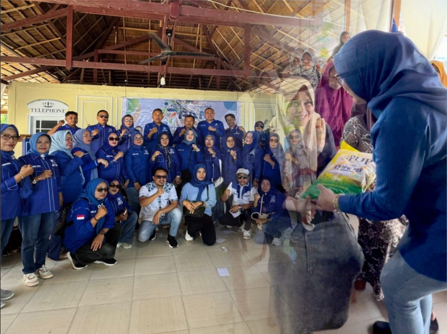 Kolase Foto - Sekretaris DPW PAN Gorontalo, Femmy Udoki saat membagikan beras dan Foto bersama pengurus PAN dari berbagai wilayah di Gorontalo/Hibata.id