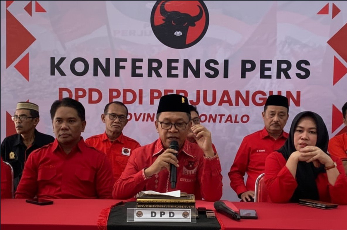 Sekretaris DPD PDIP Gorontalo, La Ode Haimudin saat memimpin Konferensi pers/Hibata.id