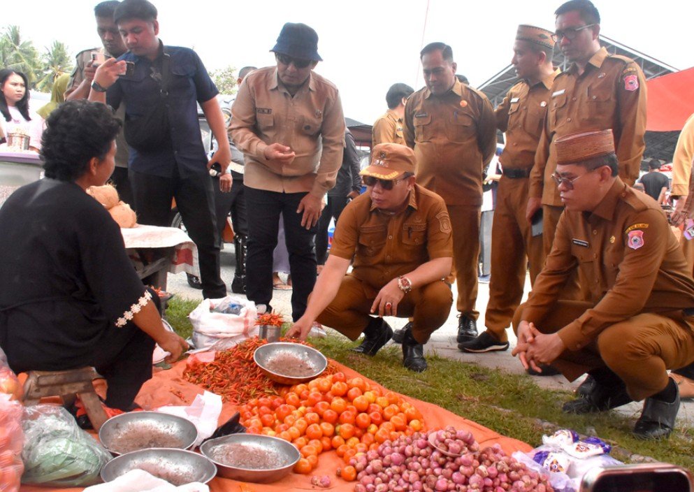Wakil Bupati Bone Bolango, Risman Tolingguhu didampingi Sekda Iwan Mustapa, dan Staf Ahli Bupati, serta pimpinan OPD terkait saat melakukan inspeksi mendadak (Sidak) harga bahan kebutuhan pangan atau kebutuhan pokok masyarakat di Pasar Selasa Oluhuta Utara, Kecamatan Kabila, Selasa (23/09/2025). (F.AKP-Diskominfo)