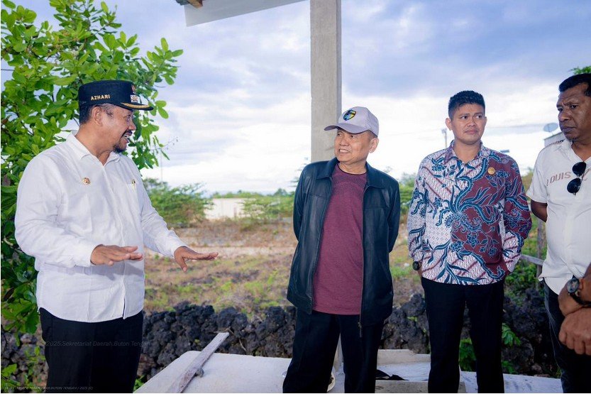 Bupati Buton Tengah Dr. H. Azhari mendampingi Sekretaris Utama Badan Gizi Nasional (BGN) Brigjen Purn. Sarwono/Hibata.id