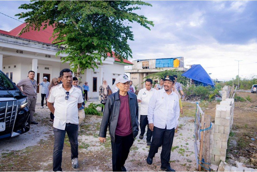 Bupati Buton Tengah Dr. H. Azhari mendampingi Sekretaris Utama Badan Gizi Nasional (BGN) Brigjen Purn. Sarwono/Hibata.id
