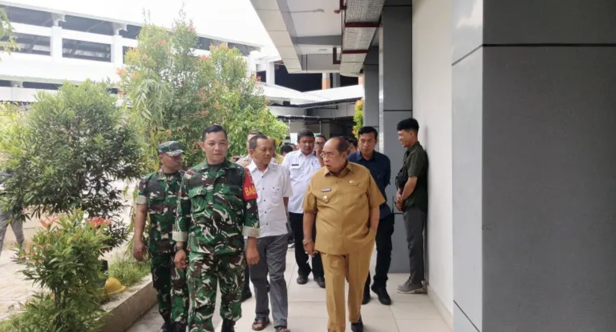 Wali Kota Gorontalo, Adhan Dambea, saat memimpin operasi penertiban kios di Pasar Sentral yang digelar pada Rabu, 3 September 2025. (Foto: Humas Pemkot Gorontalo)