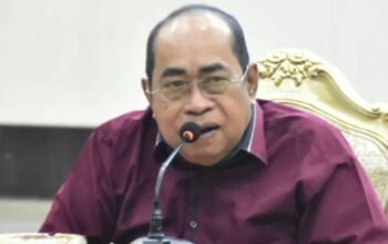 Wali Kota Gorontalo, Adhan Dambea saat memimpin rapat koordinasi dan evaluasi pemerintahan di Bandhayo Lo Yiladia, Rabu, 3 September 2025. (Foto: Humas Pemkot Gorontalo)