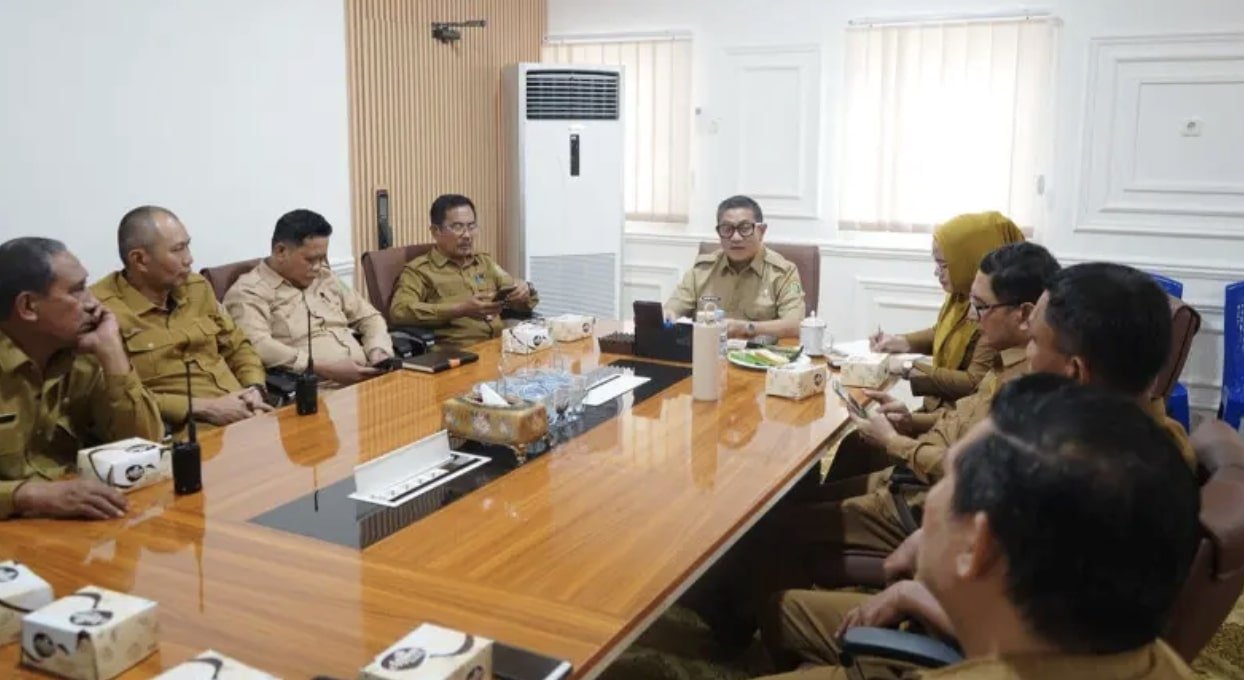 Wakil Wali Kota, Indra Gobel saat memimpin rapat koordinasi Satuan Tugas (Satgas) Penanganan Sampah Kota Gorontalo pada pada Senin, 15 September 2025, di ruang kerja Wakil Wali Kota. (Foto: Humas Pemkot Gorontalo)