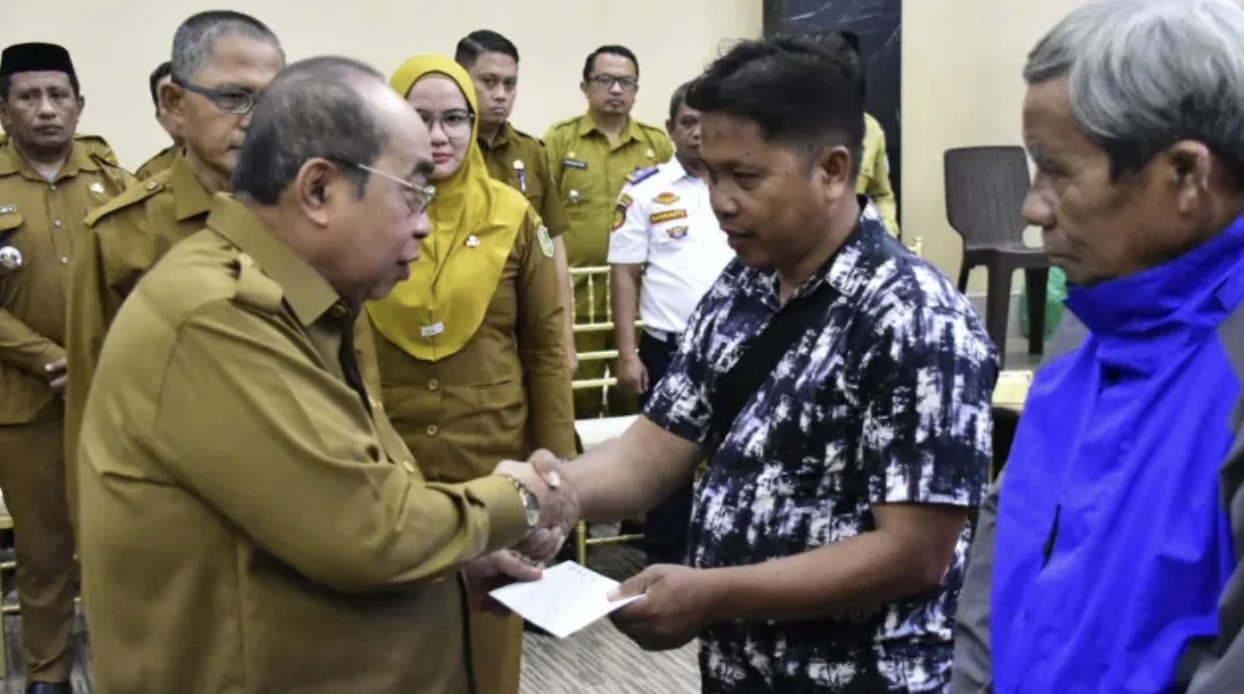 Wali Kota Gorontalo, Adhan Dambea saat memberikan bantuan bahan bakar minyak (BBM) jenis Pertalite kepada Sebanyak 450 pengemudi bentor di Kota Gorontalo. (Foto: Humas Pemkot Gorontalo)