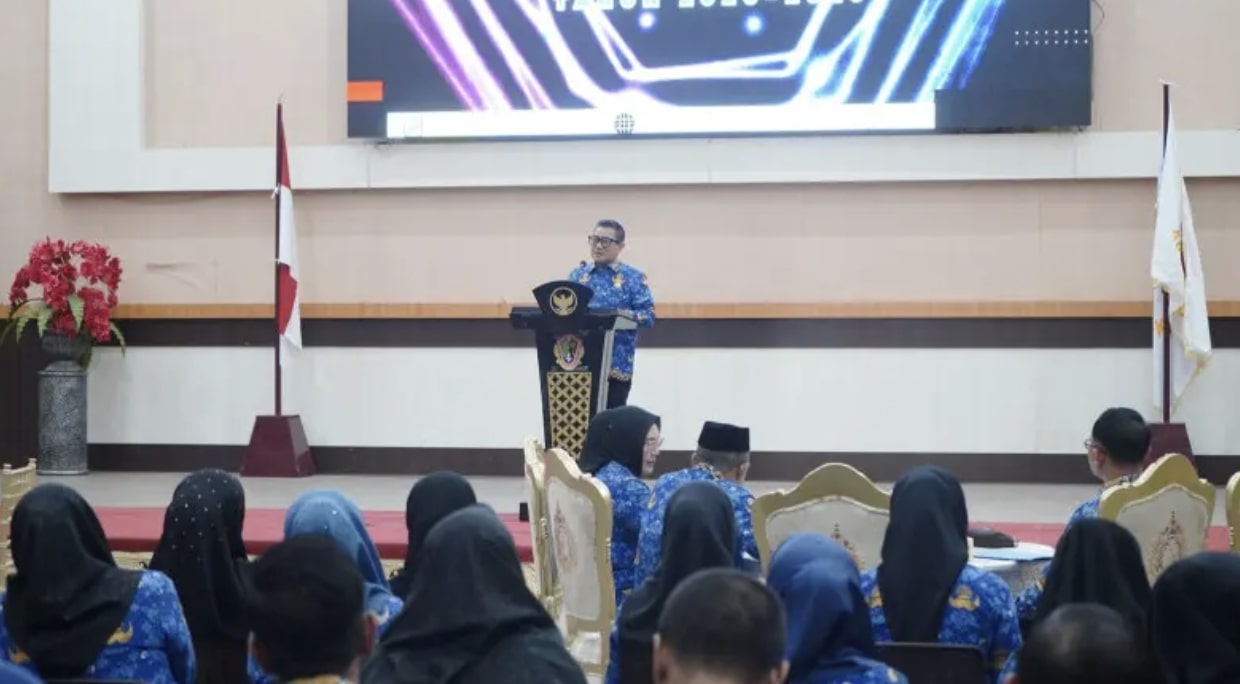Wakil Wali Kota Gorontalo, Indra Gobel, saat membuka kegiatan exit meeting pendampingan penyusunan Renstra perangkat daerah 2025–2029, yang berlangsung di Bandhayo Lo Yiladia, Rabu, 17 September 2025. (Foto: Humas Pemkot Gorontalo)