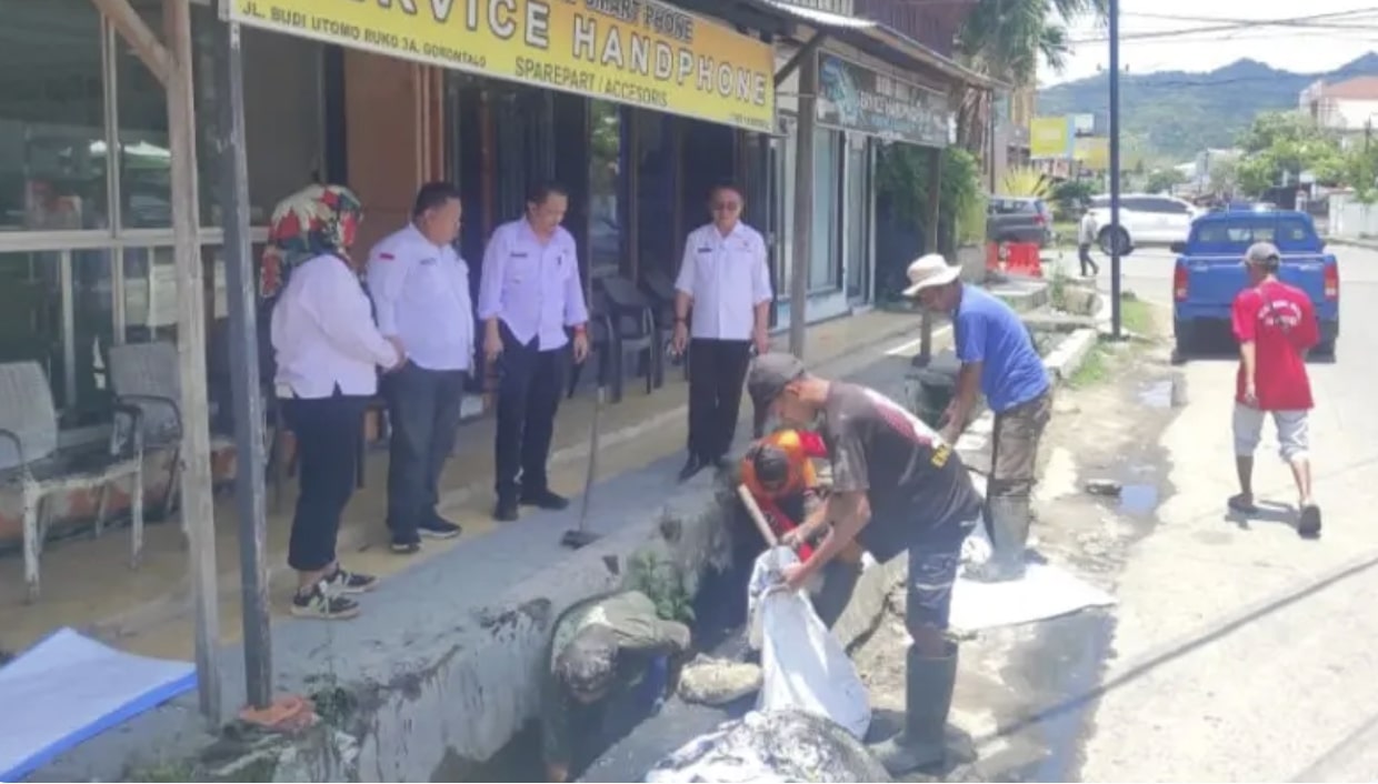 Aktivitas pembersihan drainase secara massal di seluruh kelurahan di Kota Gorontalo. (Foto: Humas Pemkot Gorontalo)