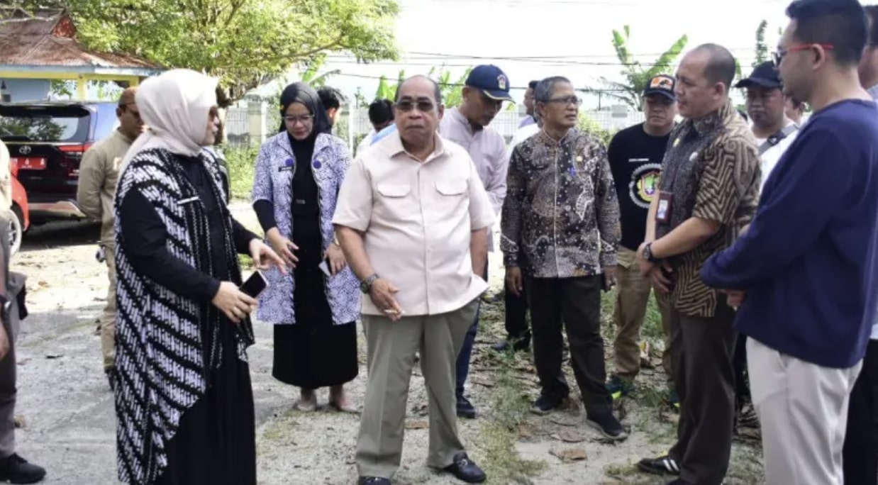 Wali Kota Gorontalo, Adhan Dambea saat meninjau Balai Benih Ikan, Kamis, 18 September 2025. (Foto: Humas Pemkot Gorontalo)