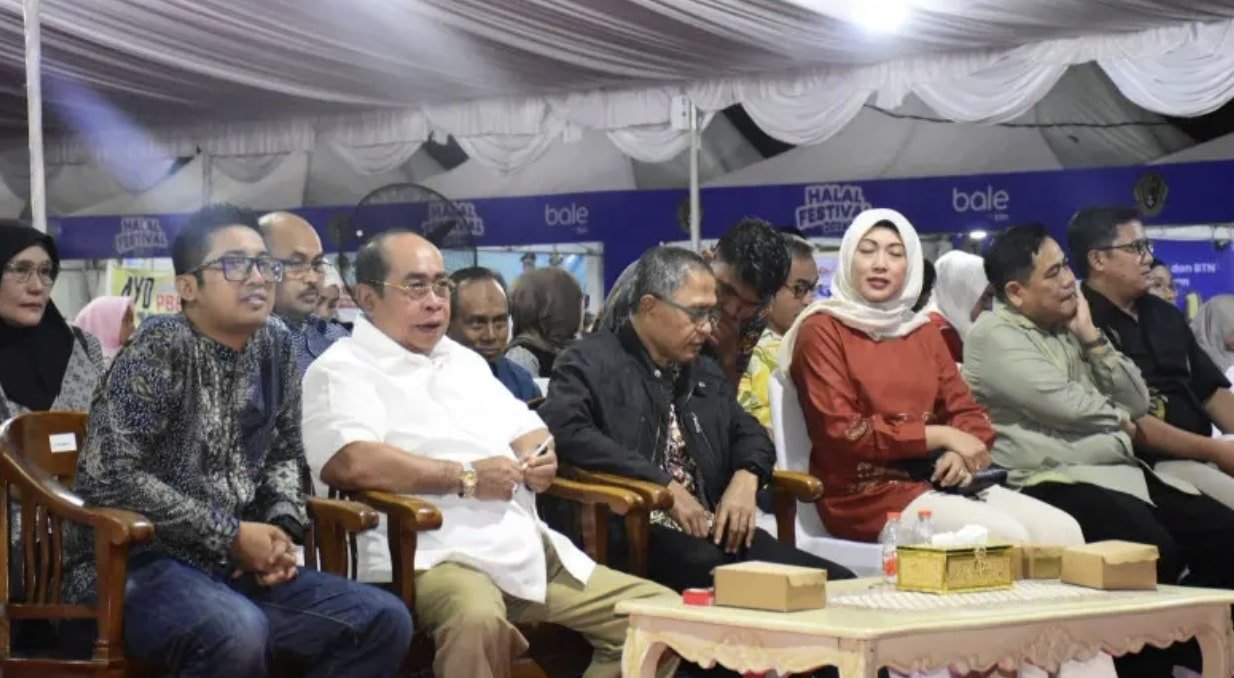 Wali Kota Gorontalo, Adhan Dambea, Pimpinan BTN Cabang Gorontalo, Hendi Purnomoadi, dan oleh Sekretaris Daerah (Sekda) Kota Gorontalo, Ismail Madjid saat menghadiri Halal Festival 2025. (Foto: Humas Pemkot Gorontalo)
