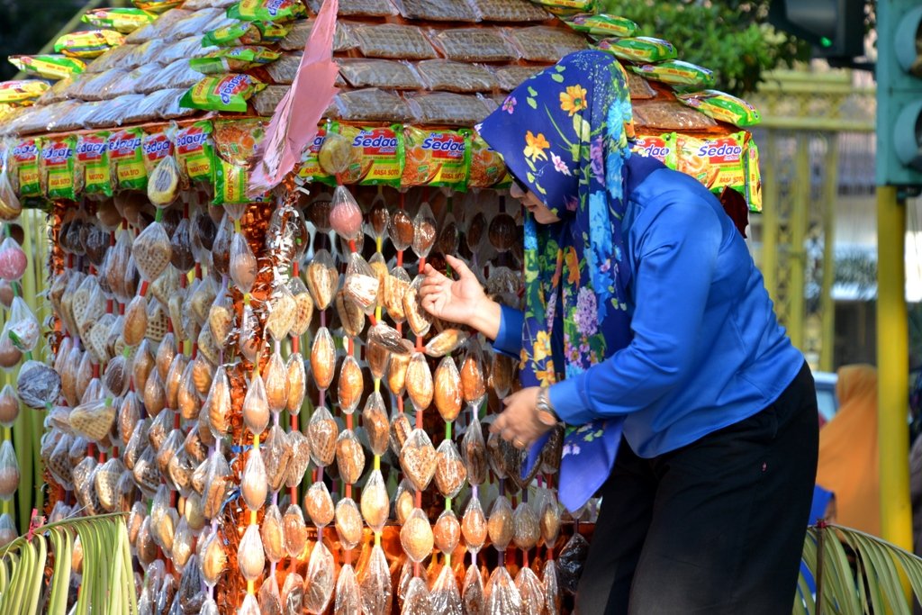 alam perkembangannya, tolangga juga dihiasi dengan penganan modern seperti cokelat kemasan dan mie instan, buah-buahan dan kebutuhan pokok lainnya. MC Prov. Gorontalo/Haris/Hibata.id