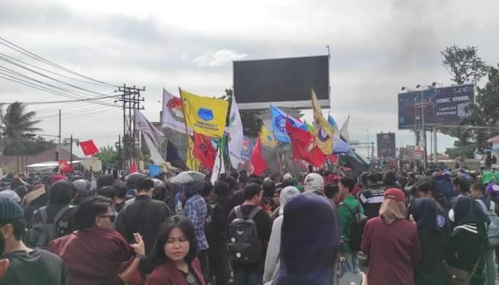 Aksi Ribuan Massa Padati Perlimaan Gorontalo, Lalu Lintas Macet Total