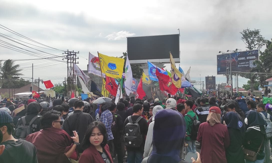 Ribuan massa aksi mulai memadati kawasan Perlimaan Kota Gorontalo, Senin siang (1/9/2025)/Hibata.id
