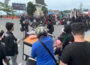 Penjual Es Krim Raup Rezeki di Tengah Aksi Mahasiswa di Perlimaan Gorontalo