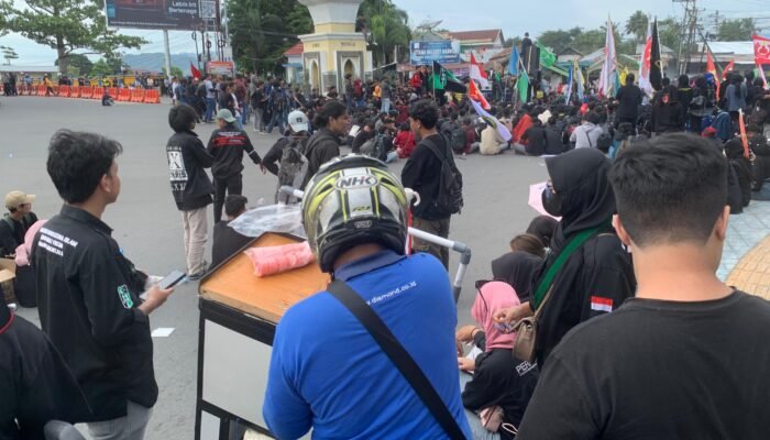 Penjual Es Krim Raup Rezeki di Tengah Aksi Mahasiswa di Perlimaan Gorontalo