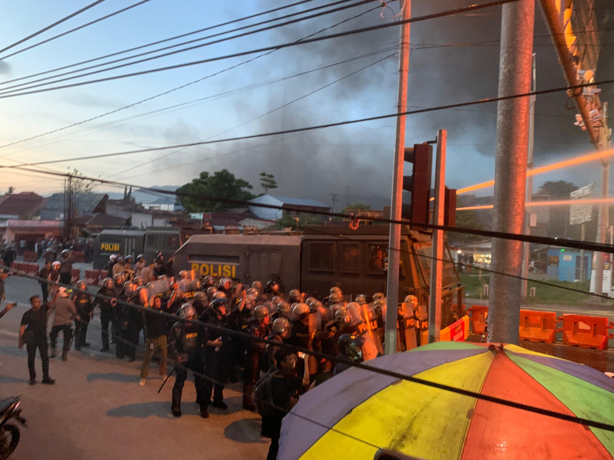 Demonstrasi di Perlimaan Gorontalo Ricuh, Polisi Kerahkan Water Cannon