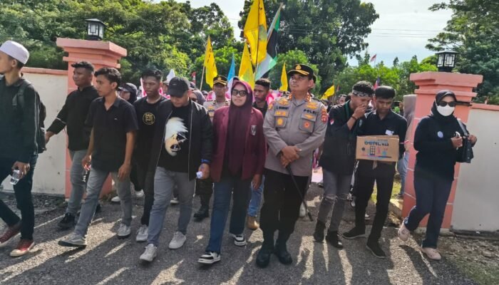 Aksi Massa Geruduk Mapolres Pohuwato, Kapolres Justru Ikut Long March ke DPRD