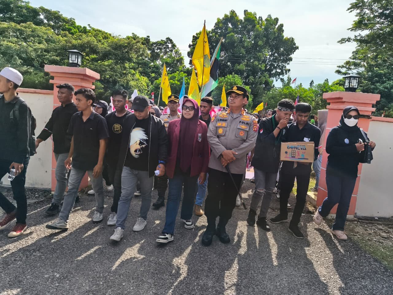 Kapolres AKBP Busroni saat ikut turun ke jalan, berjalan kaki bersama massa menuju gedung DPRD. (Foto: Delpriyanto Tahir)